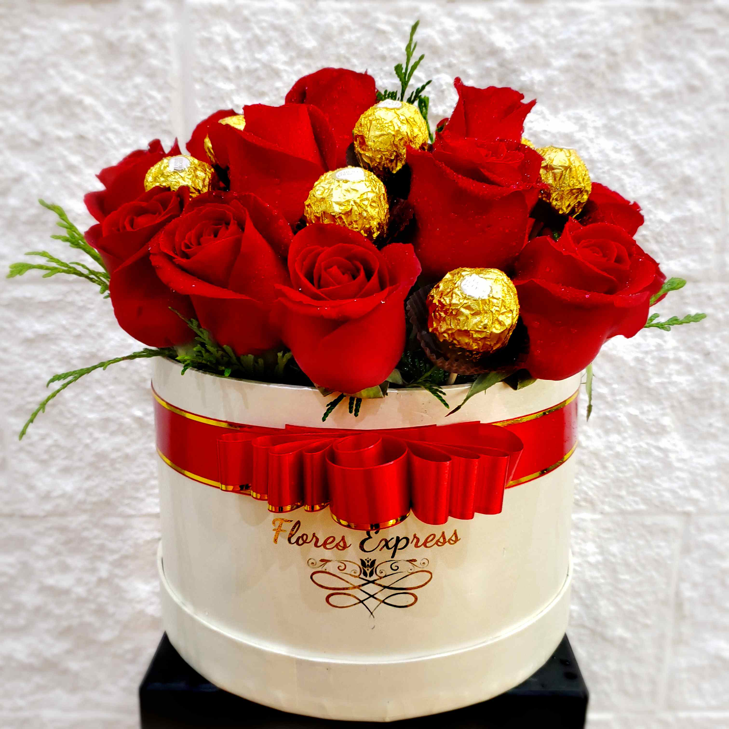 Envio y venta de flores ,rosas, plantas,arreglos florales ,regalos y desayunos a domicilio con delivery gratis en la Ciudad Autonoma de Buenos Aires y con costo de env�o en localidades del Gran Buenos Aires asi como delivery de flores y plantas a trav�s de florerias asociadas en todas las provincias de la Argentina, Buenos Aires, la Pampa, Tucuman, La Rioja, R�o Negro, Entre Rios, Corrientes, Misiones, Neuquen, Chubut, Tierra del Fuego, Santa Cruz, San Luis, Mendoza, Cordoba, Jujuy, Formosa, Santiago del Estero, Salta, Chaco, Catamarca ,San Juan, y ademas realizamos el delivery de flores ,coronas,palmas , plantas y regalos a todas las ciudades de Argentina, Mar del Plata, C�rdoba, Buenos Aires, con cargo en Santa Rosa, La Plata, Bella Vista, Neuquen, Pilar, Paran�, Posadas, Resistencia, Cipolleti y mas de 300 ciudades y localidades en todo el territorio de nuestro pa�s, asi como tambien tenemos la posibilidad de enviar flores a casi todo el mundo en cuestion de horas